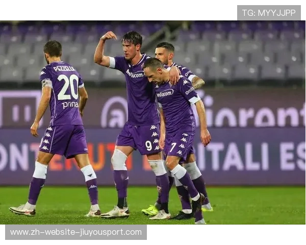 佛罗伦萨边路组合在训练场疯狂加练传切